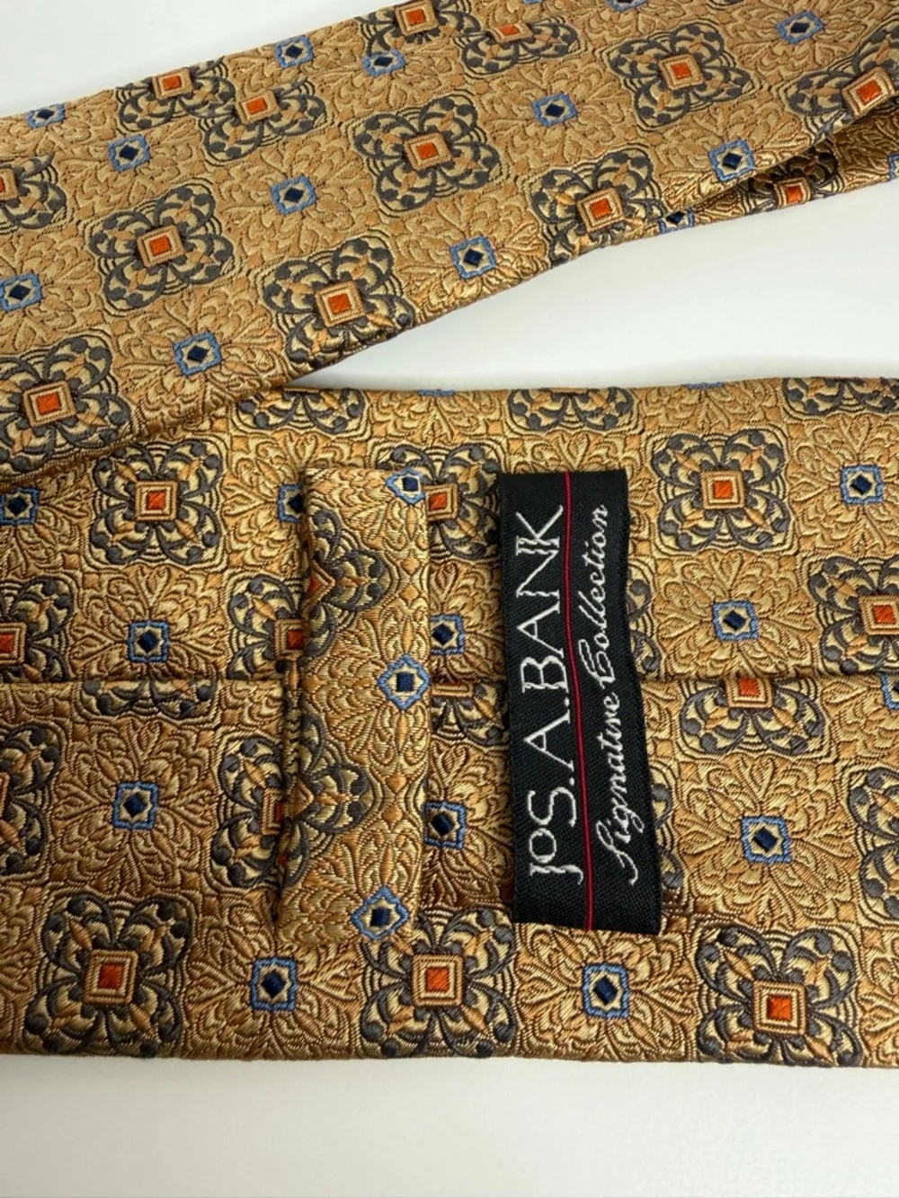 Jos. A. Bank Classic Gold Patterned Silk Tie Workwear 3 3/8” x 59‎ 1/2” Preppy